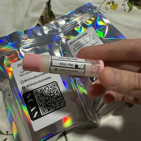 Labelo Kiss Me ručno izrađen od strane brenda ZdravaKozmetika.com