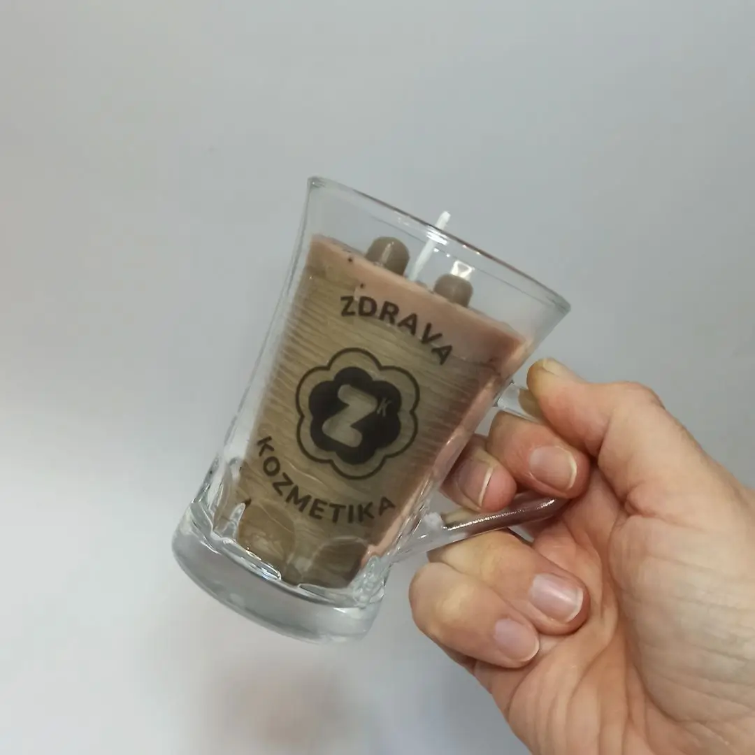 ZdravaKozmetika - Sveca Jutarnja kafa rucno slikano Ručna sveća u obliku prave kafe sa dodacima pravog zrna kafe slikano drzeci svecu sakom