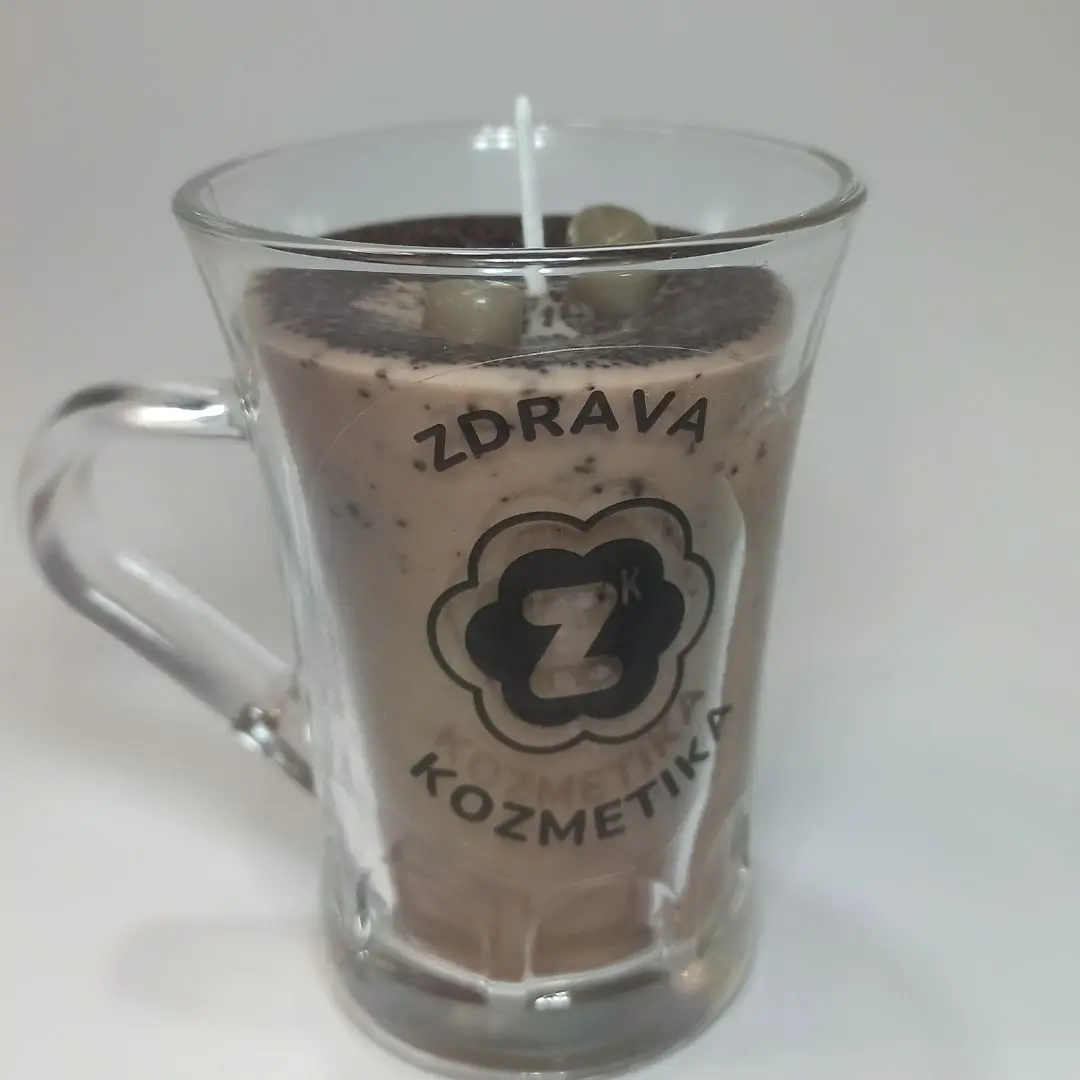 ZdravaKozmetika - Sveca Jutarnja kafa slikano iz profila Ručna sveća u obliku prave kafe sa dodacima pravog zrna kafe slikano iz ugla
