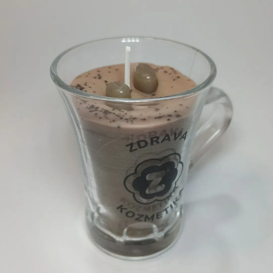 ZdravaKozmetika - Sveca Jutarnja kafa slikano iz ugla Ručna sveća u obliku prave kafe sa dodacima pravog zrna kafe slikano iz profila