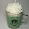 Ručna sveća u obliku matcha kafe sa kremastim vrhom, u staklenoj šolji sa logom Zdrava Kozmetika slikana spreda